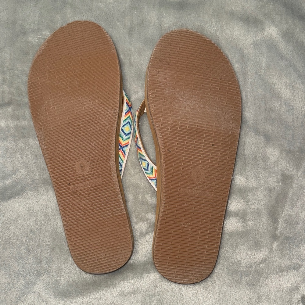 Shade & Shore Women's Sandals with Colorful Pattern - Picture 4 of 5